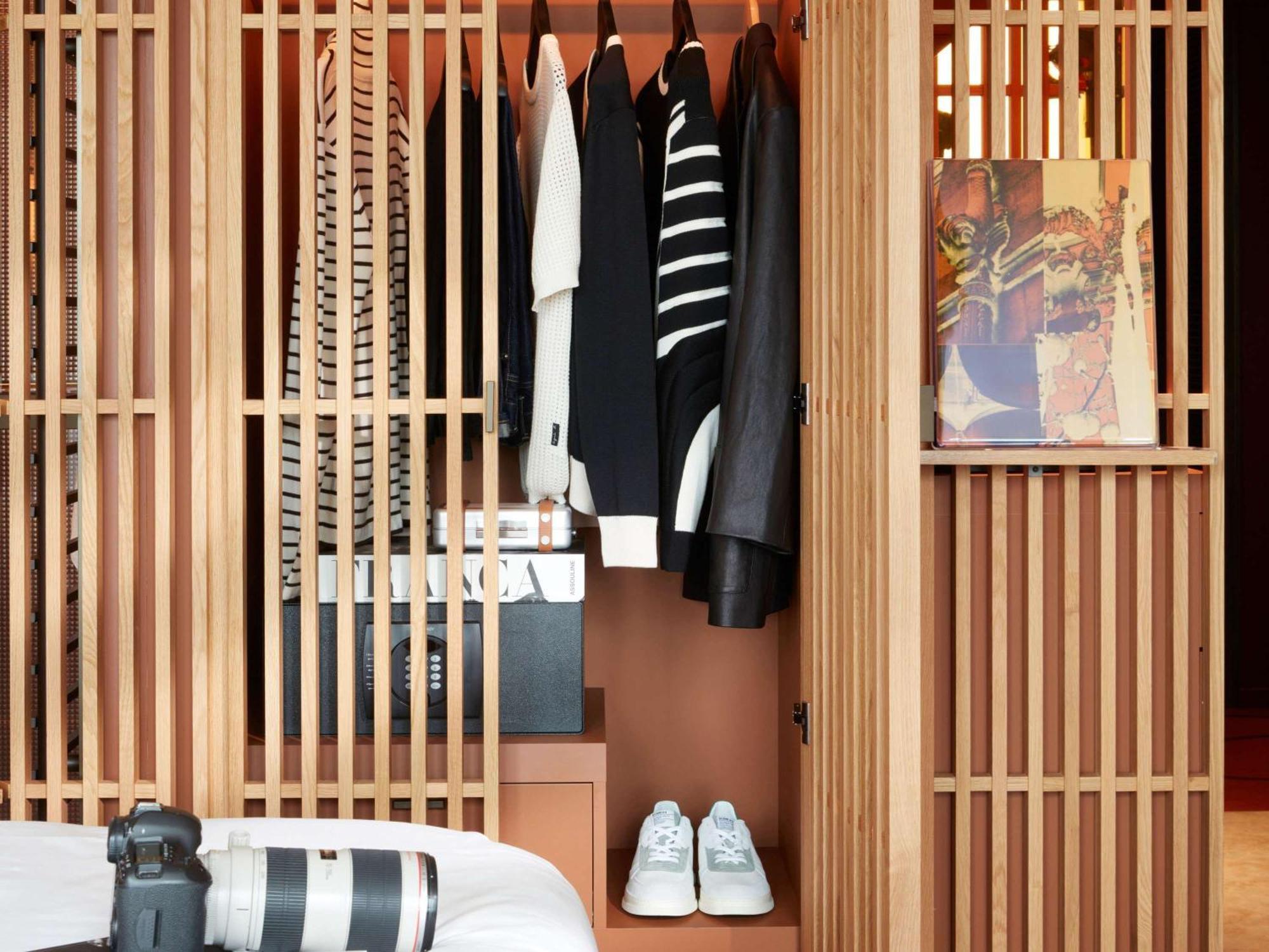 So/ Paris Hotel Kültér fotó A wardrobe