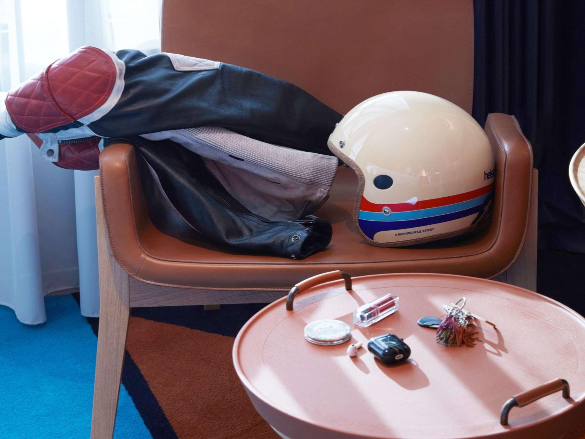 So/ Paris Hotel Kültér fotó A jet helmet