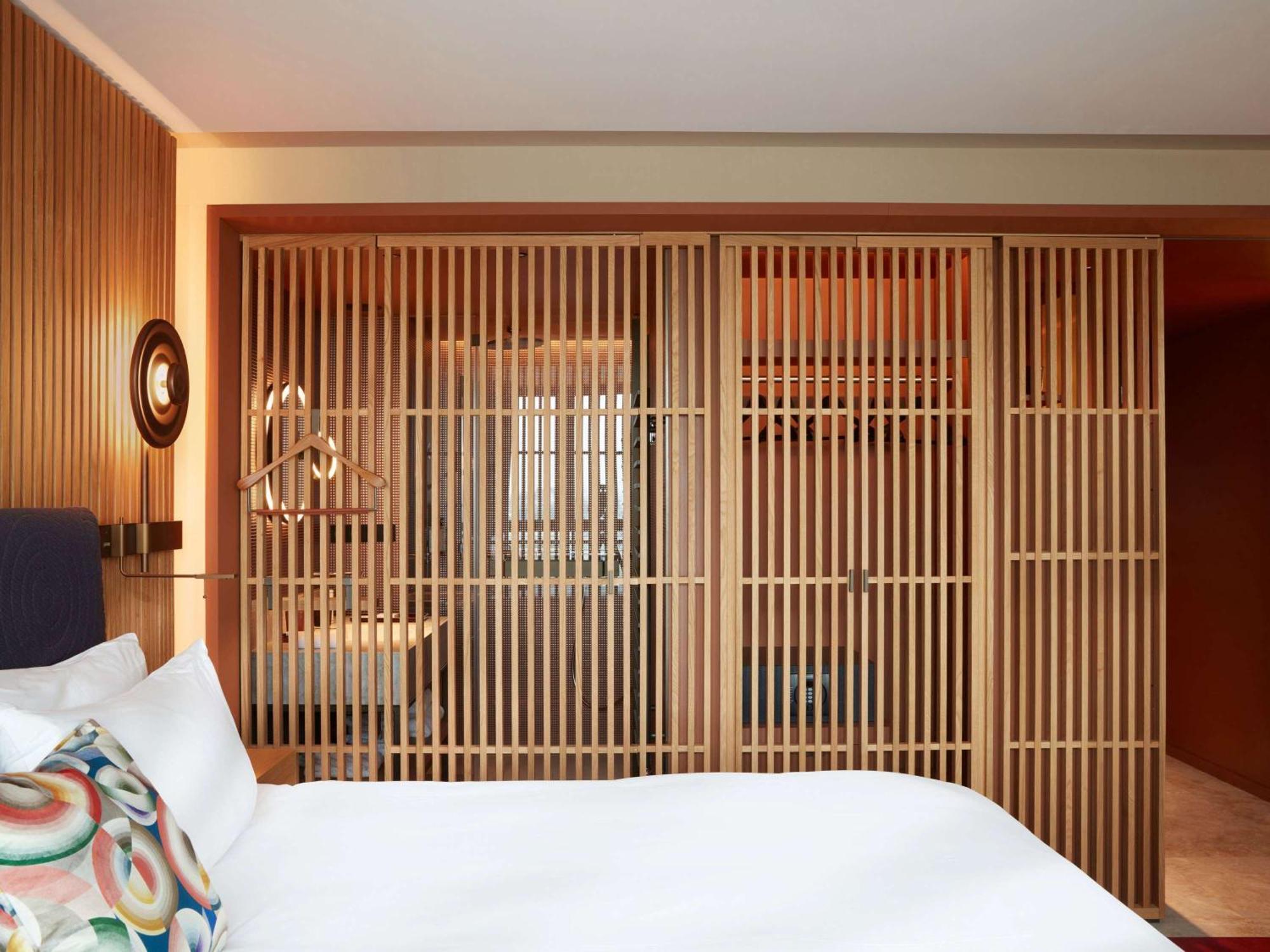 So/ Paris Hotel Kültér fotó A room at the hotel