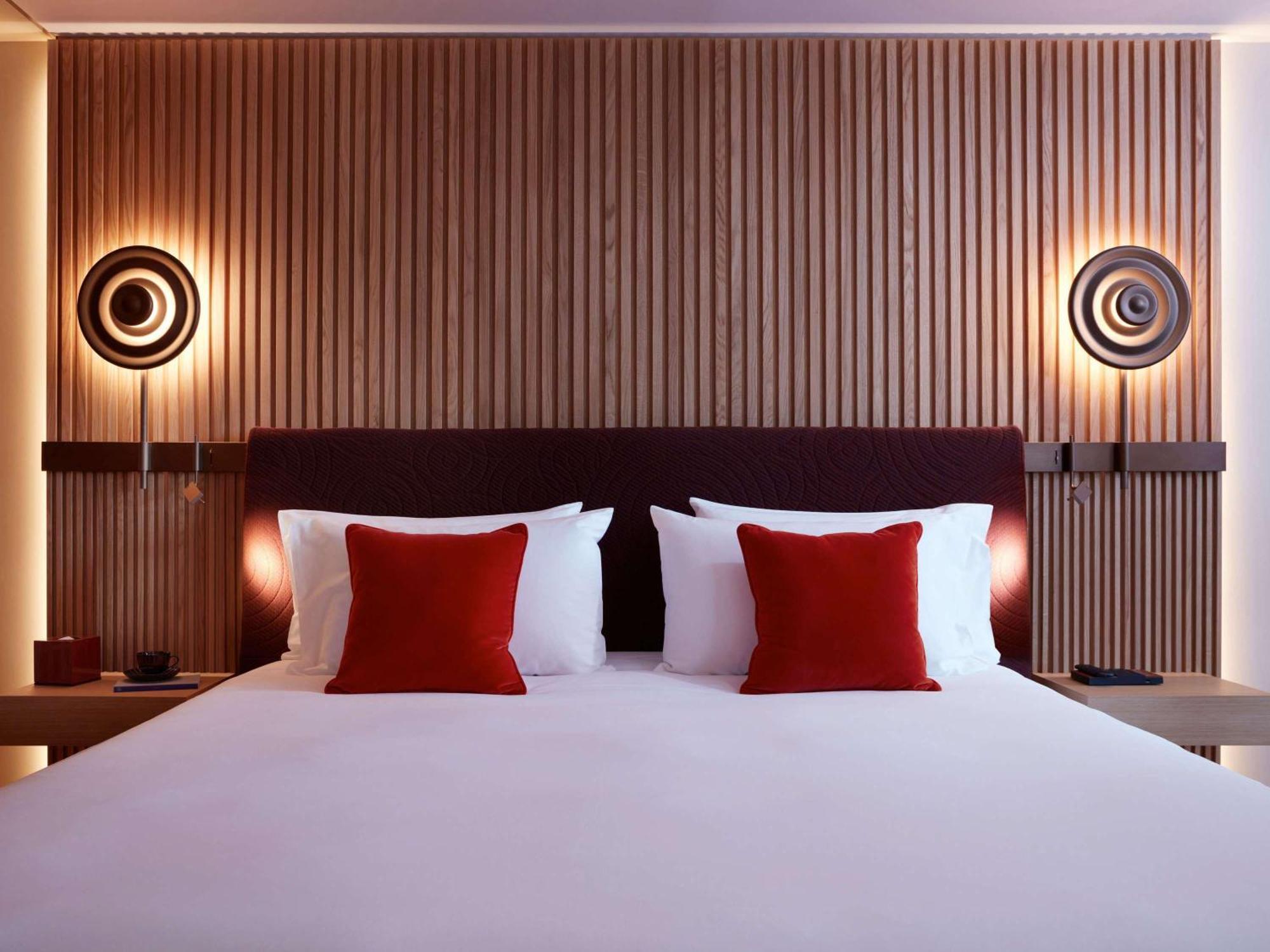 So/ Paris Hotel Kültér fotó A bedroom at the hotel