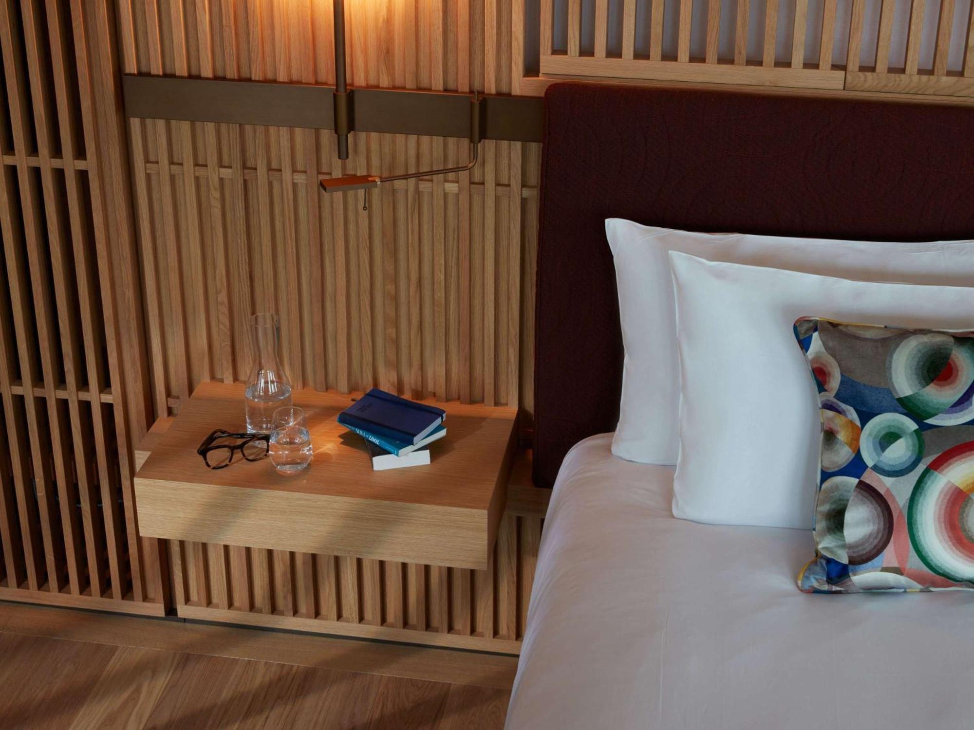 So/ Paris Hotel Kültér fotó A bedside table