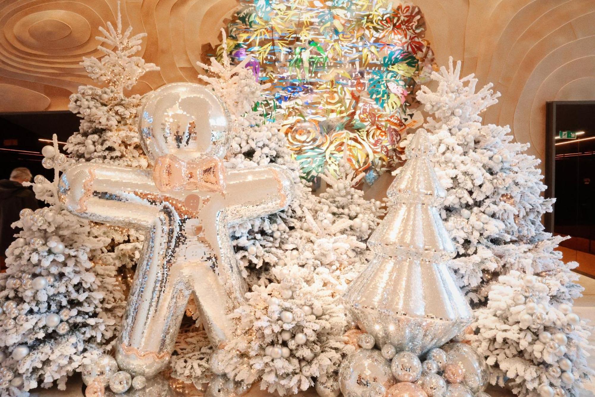 So/ Paris Hotel Kültér fotó Christmas tree at the Four Seasons Hotel, Seoul, South Korea