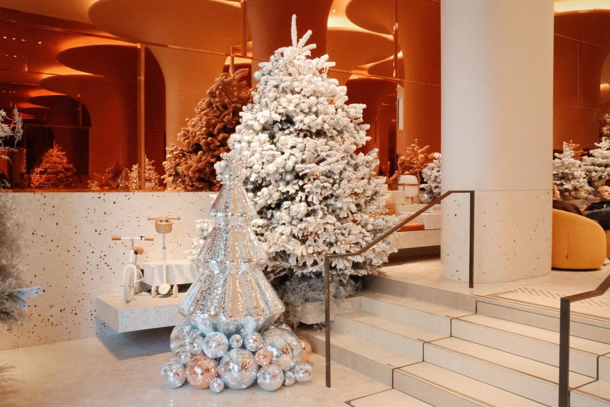 So/ Paris Hotel Kültér fotó Christmas tree at the Four Seasons Hotel, Hong Kong