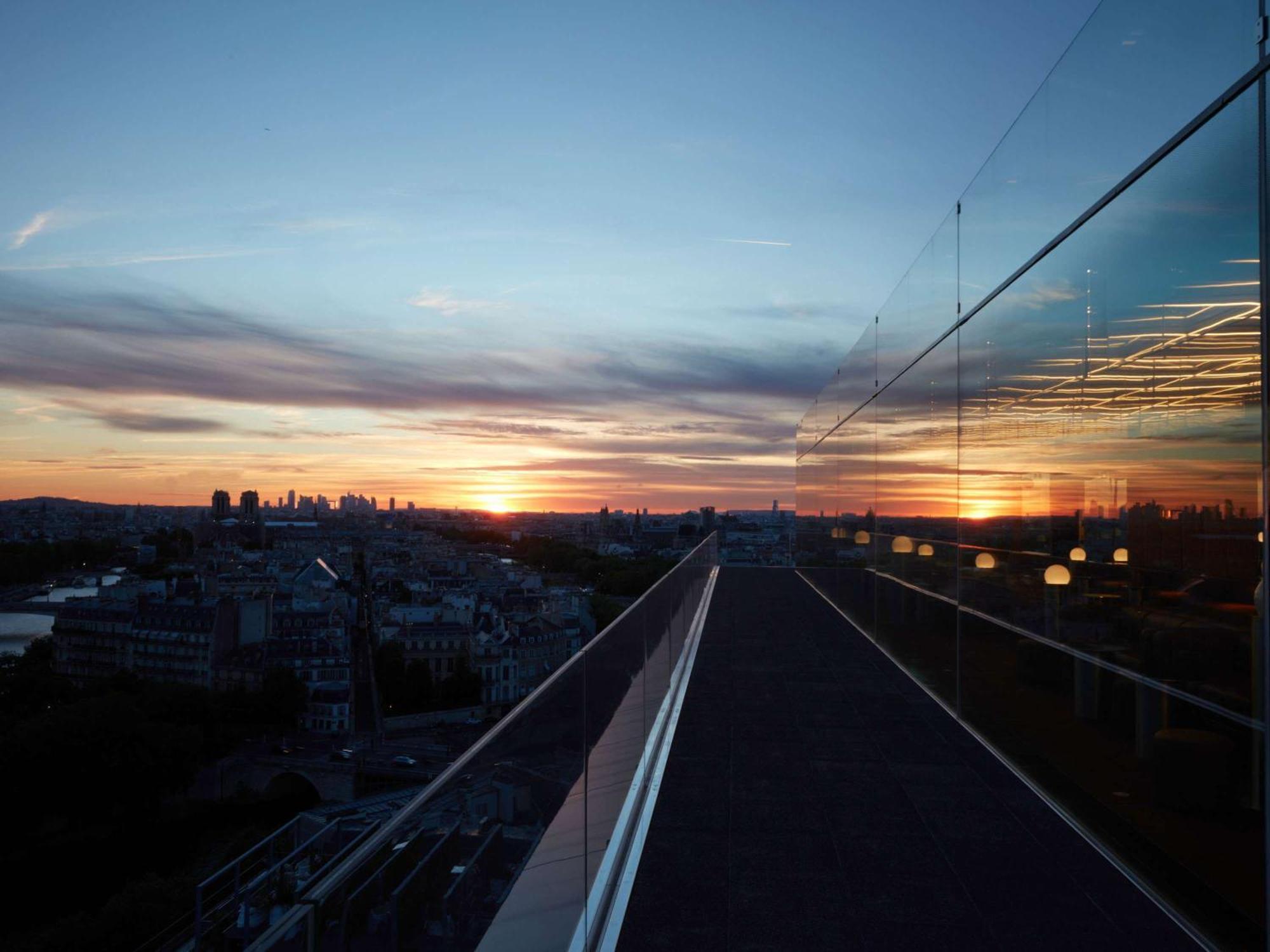 So/ Paris Hotel Kültér fotó Sunset over the tracks